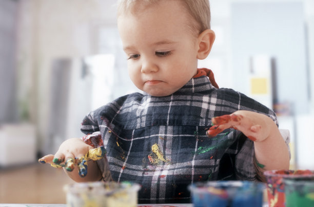 小男孩在用手指画图片下载