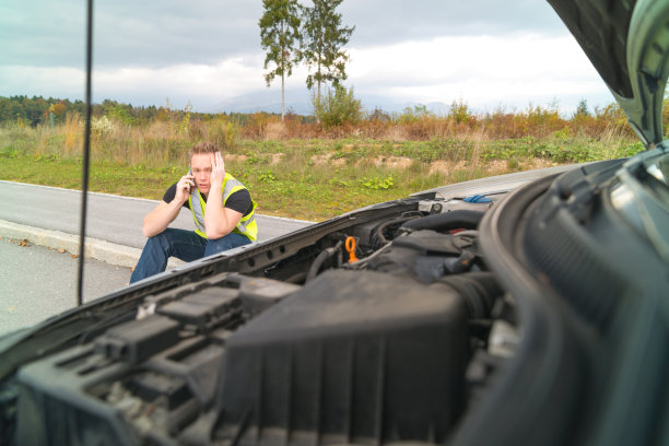 男人对汽车有问题图片下载