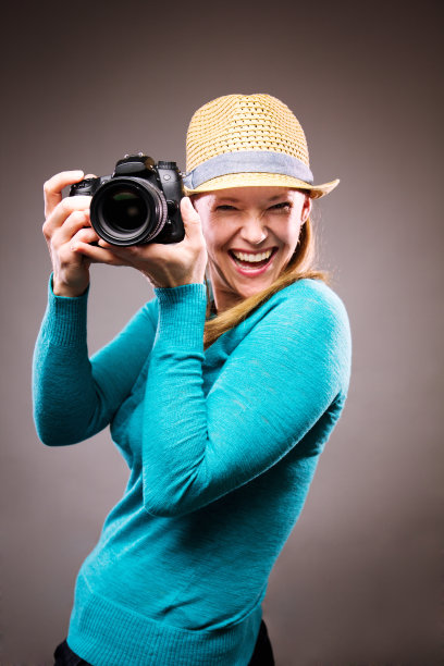 带着相机的快乐女人图片下载