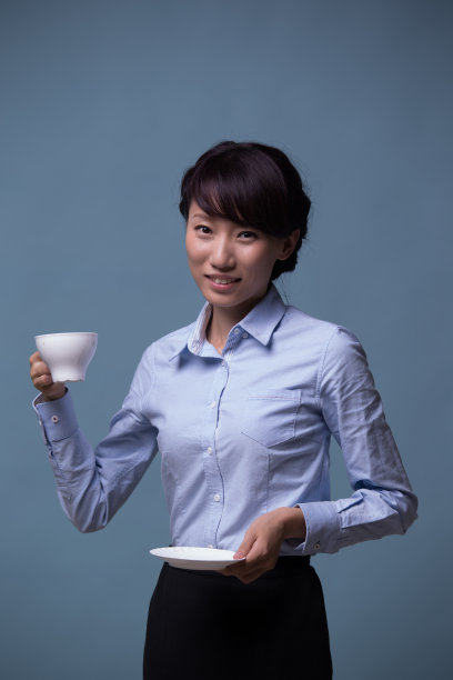 年轻的亚洲商务女性喝咖啡图片下载