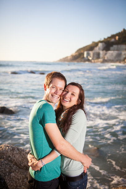 一对相爱的夫妇在海边享受彼此图片下载