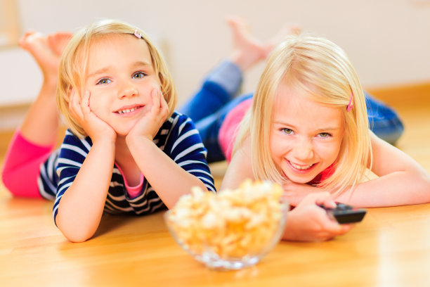 年轻的朋友看电视玩得很开心图片下载