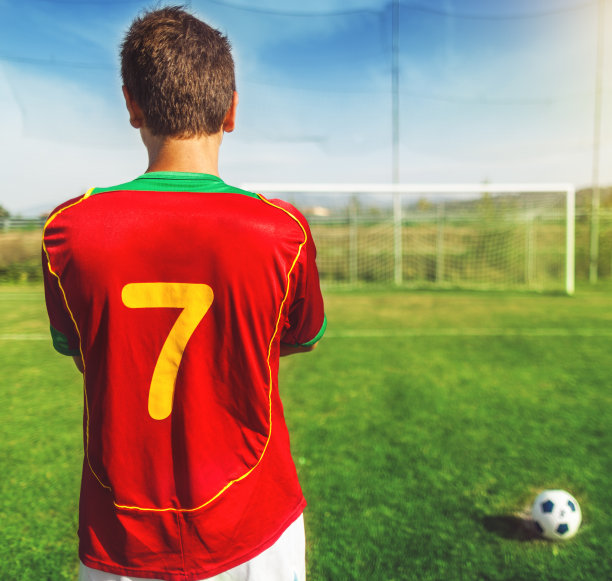 在足球场上踢点球图片下载