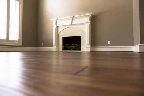 家庭和建筑:可爱的木地板在家里。图片下载