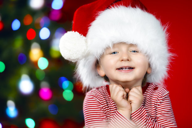 兴奋的孩子戴着圣诞老人帽图片下载