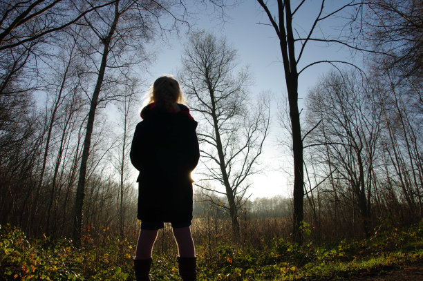 女孩在检查冰图片下载