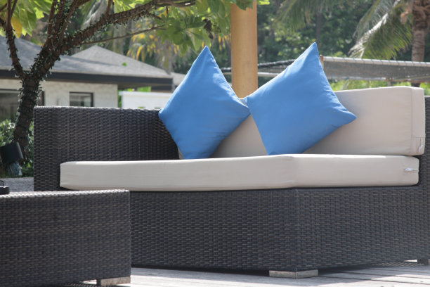 带座垫的户外长椅图片下载