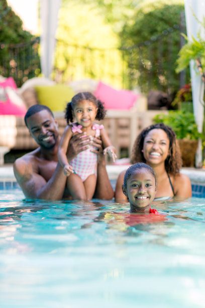 家人在游泳池里玩得很开心图片下载