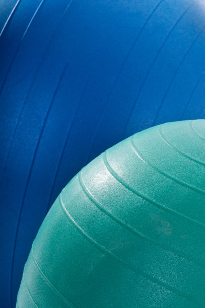 垂直全帧特写的两个健身球。图片下载