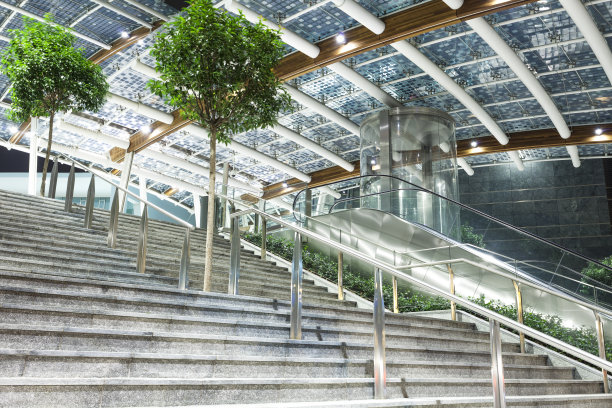 黄昏时的现代办公大楼外观，楼梯和自动扶梯图片下载