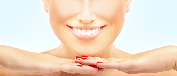 微笑。白色背景图片下载