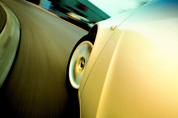 在城市中穿行图片下载