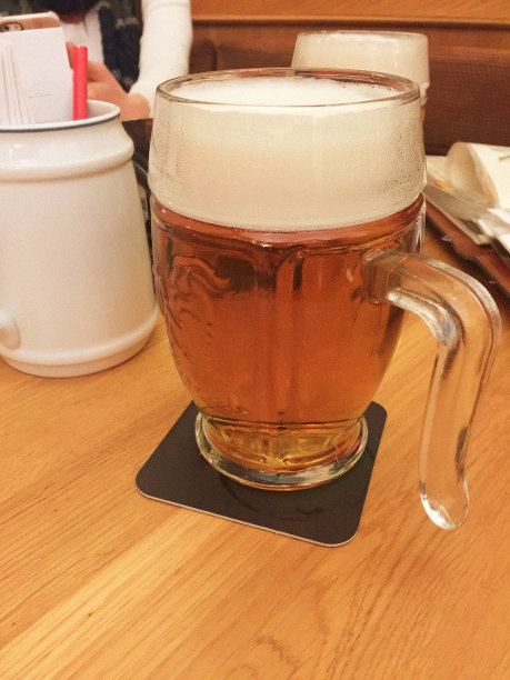 一杯有一大泡的冰啤酒图片下载