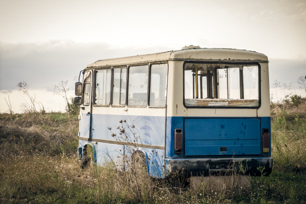 在土耳其，一辆被遗弃和损坏的公共汽车图片下载