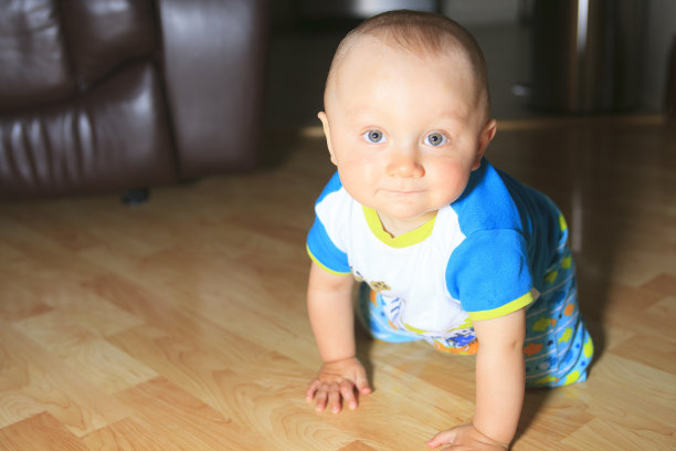 小男孩会走路图片下载