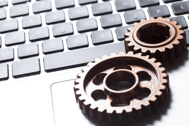 齿轮上的笔记本电脑图片下载