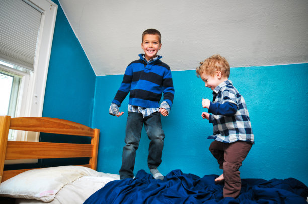 在床上跳图片下载