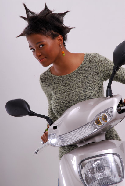 女孩踏板车图片下载