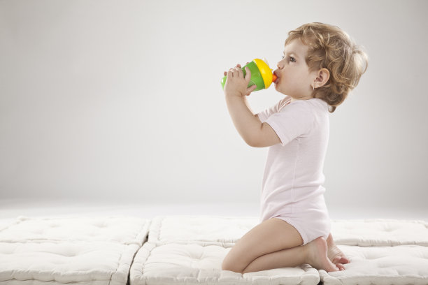 女性幼儿喝图片下载