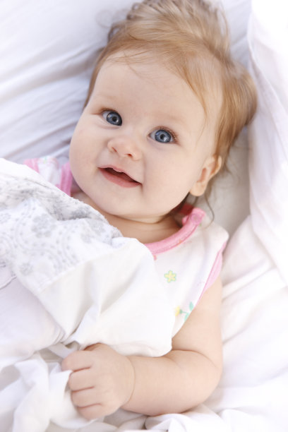 小女孩微笑图片下载