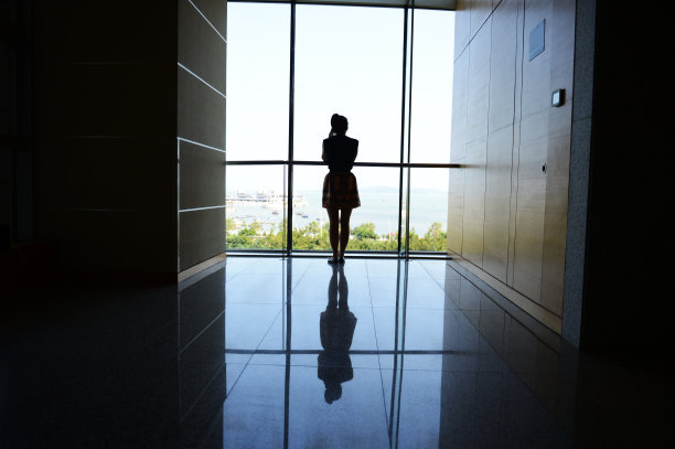 女人走向光明图片下载