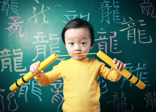 可爱的亚洲小孩功夫图片下载