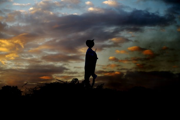 篝火上的女巫等待起飞图片下载