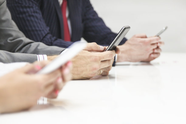 使用智能手机的人图片下载