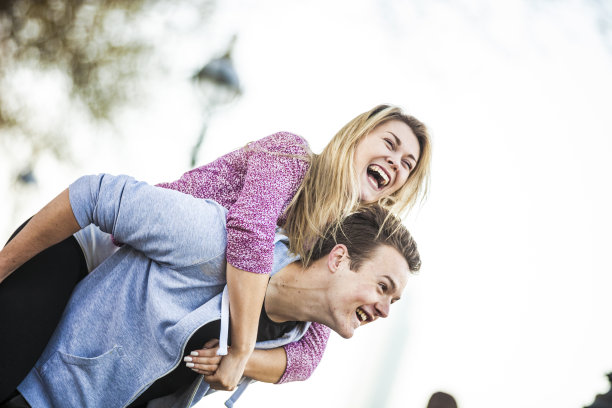 两个朋友在城里相遇图片下载