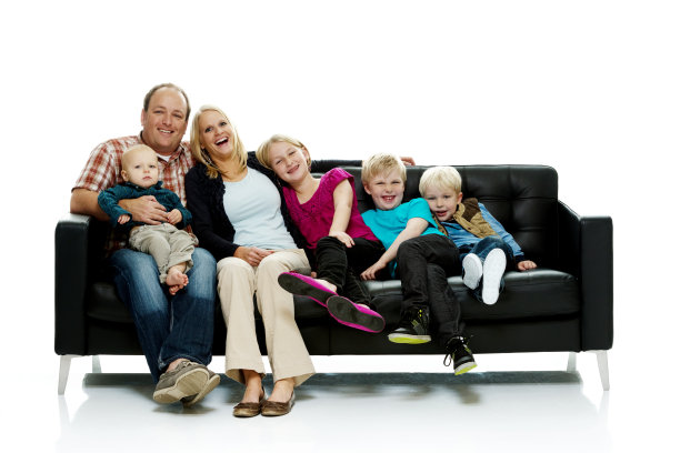 幸福的一家人坐在沙发上图片下载