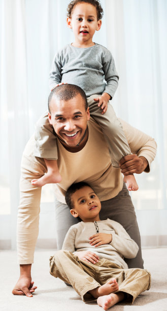 父亲在家里和儿子们玩。图片下载