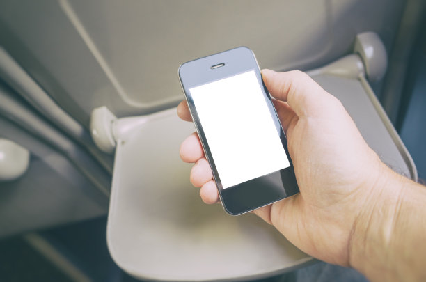 在火车或飞机上旅行时手里拿着智能手机图片下载