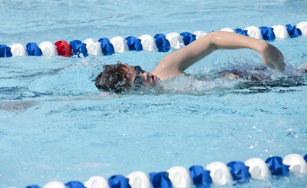 小男孩游自由泳图片下载