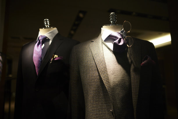 商店里陈列的男士套装图片下载