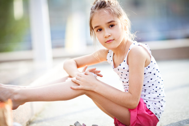 累了的小女孩图片下载