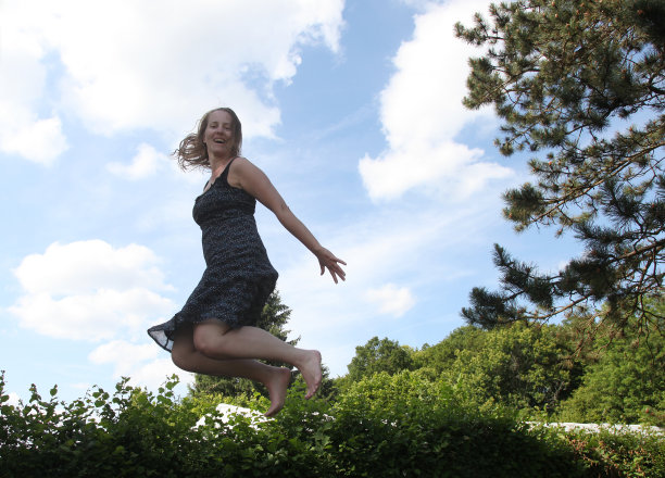 快乐的女人跳图片下载