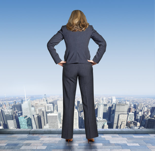 女商人站在建筑边缘向下看图片下载