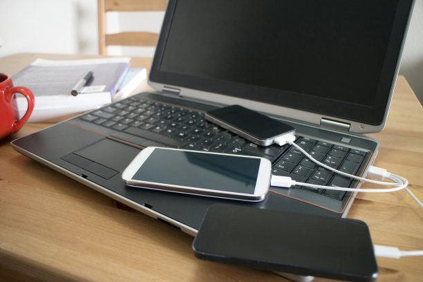 用笔记本电脑充电的智能手机图片下载