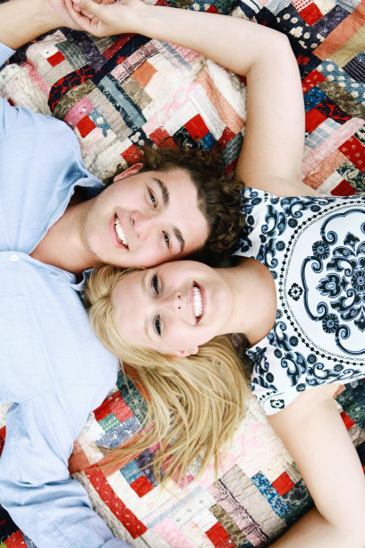 躺在被子上的年轻夫妇图片下载