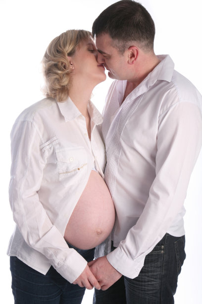 美丽的怀孕夫妇亲吻图片下载