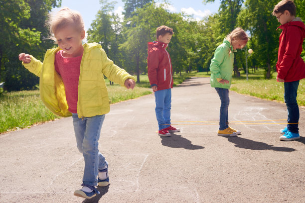 孩子们玩游戏图片下载