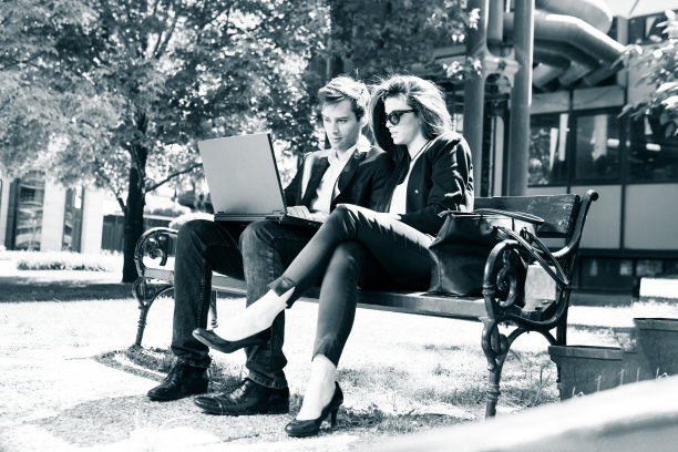 在城市公园里使用笔记本电脑的年轻人图片下载