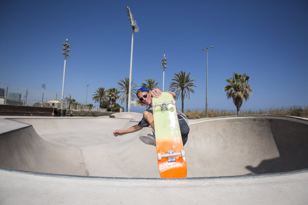 滑板运动员在滑板公园里跳跃图片下载