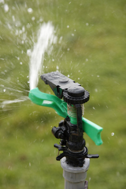 给草浇水图片下载