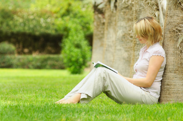 在公园里读书图片下载