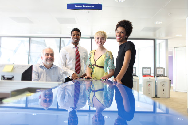 微笑的商业团队姿势图片下载