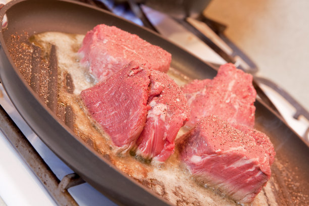 菲力牛排在炉子上烹饪图片下载