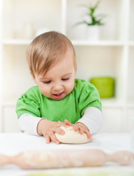 可爱的小男孩玩面团图片下载