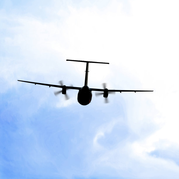 螺旋桨飞机在明亮的天空中飞行图片下载