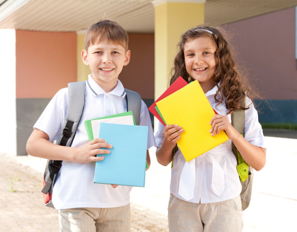 两个拿教材的学生图片下载